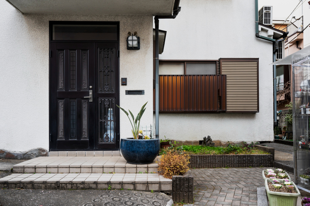 japanese-house-entrance-plant